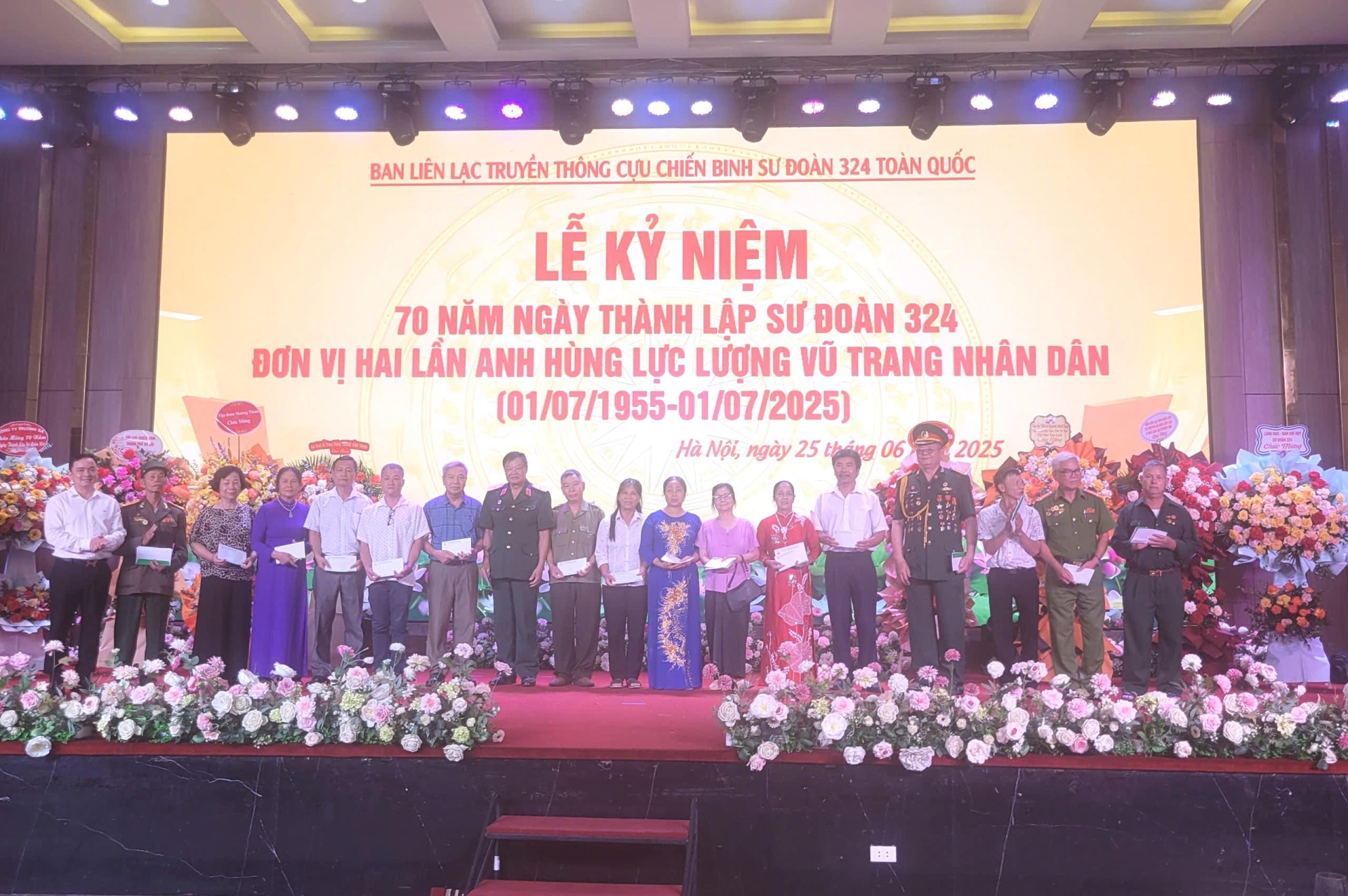 Ban liên lạc trao quà cho các gia đình liệt sĩ, thương binh tiêu biểu. Ban liên lạc trao quà cho các gia đình liệt sĩ, thương binh tiêu biểu.