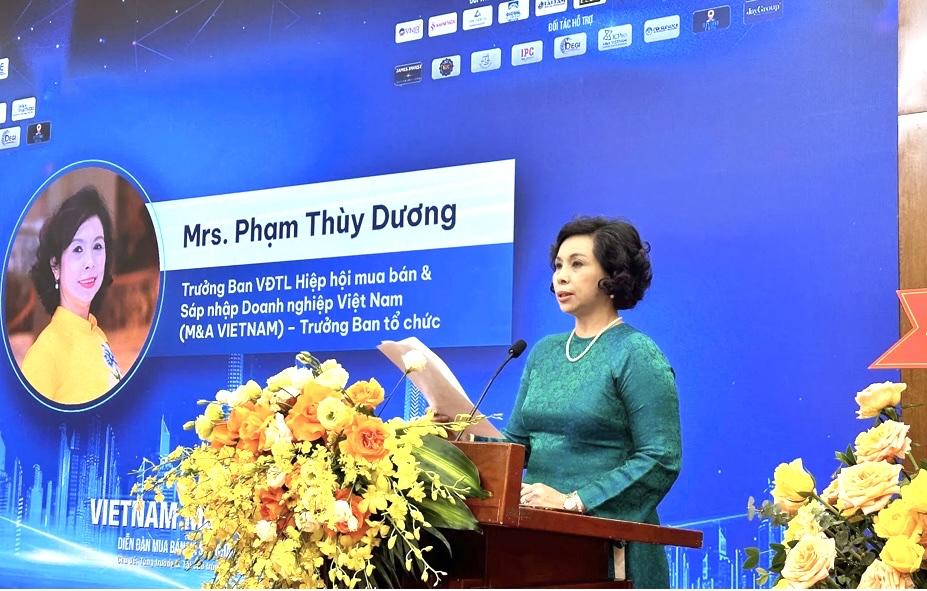 Bà Phạm Thùy Dương - Trưởng Ban Vận động thành lập Hiệp hội M&A Việt Nam phát biểu khai mạc Diễn đàn. Bà Phạm Thùy Dương - Trưởng Ban Vận động thành lập Hiệp hội M&A Việt Nam phát biểu khai mạc Diễn đàn.