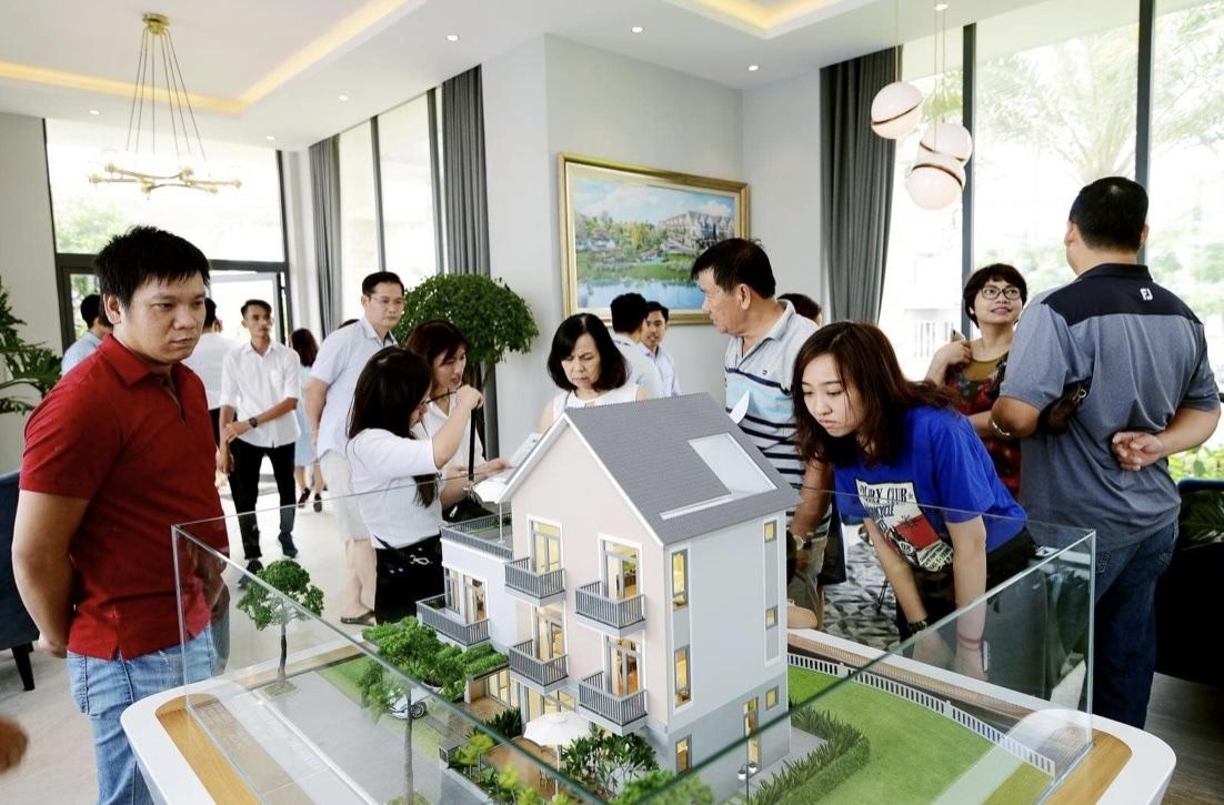 Để sở hữu nhà ở, không chỉ cần đến nỗ lực cá nhân và đòn bẩy tài chính hợp lý, mà còn đòi hỏi chính sách đồng bộ, tháo gỡ từ gốc để tạo ra môi trường tiếp cận công bằng và bền vững. Để sở hữu nhà ở, không chỉ cần đến nỗ lực cá nhân và đòn bẩy tài chính hợp lý, mà còn đòi hỏi chính sách đồng bộ, tháo gỡ từ gốc để tạo ra môi trường tiếp cận công bằng và bền vững.