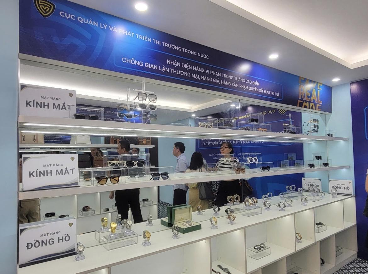 Trưng bày “Nhận diện hàng vi phạm trong Tháng cao điểm chống gian lận thương mại, hàng giả, hàng xâm phạm quyền sở hữu trí tuệ”. Trưng bày “Nhận diện hàng vi phạm trong Tháng cao điểm chống gian lận thương mại, hàng giả, hàng xâm phạm quyền sở hữu trí tuệ”.
