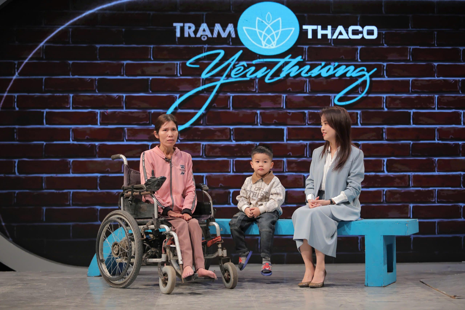 Mẹ con chị Kiều Thị Ngân tại sân khấu Trạm yêu thương. Mẹ con chị Kiều Thị Ngân tại sân khấu Trạm yêu thương.