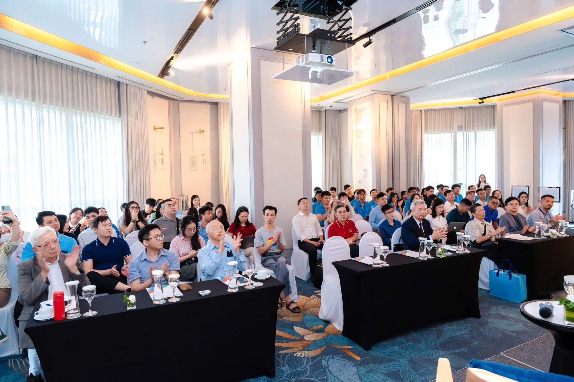 Quang cảnh buổi chia sẻ. Quang cảnh buổi chia sẻ.