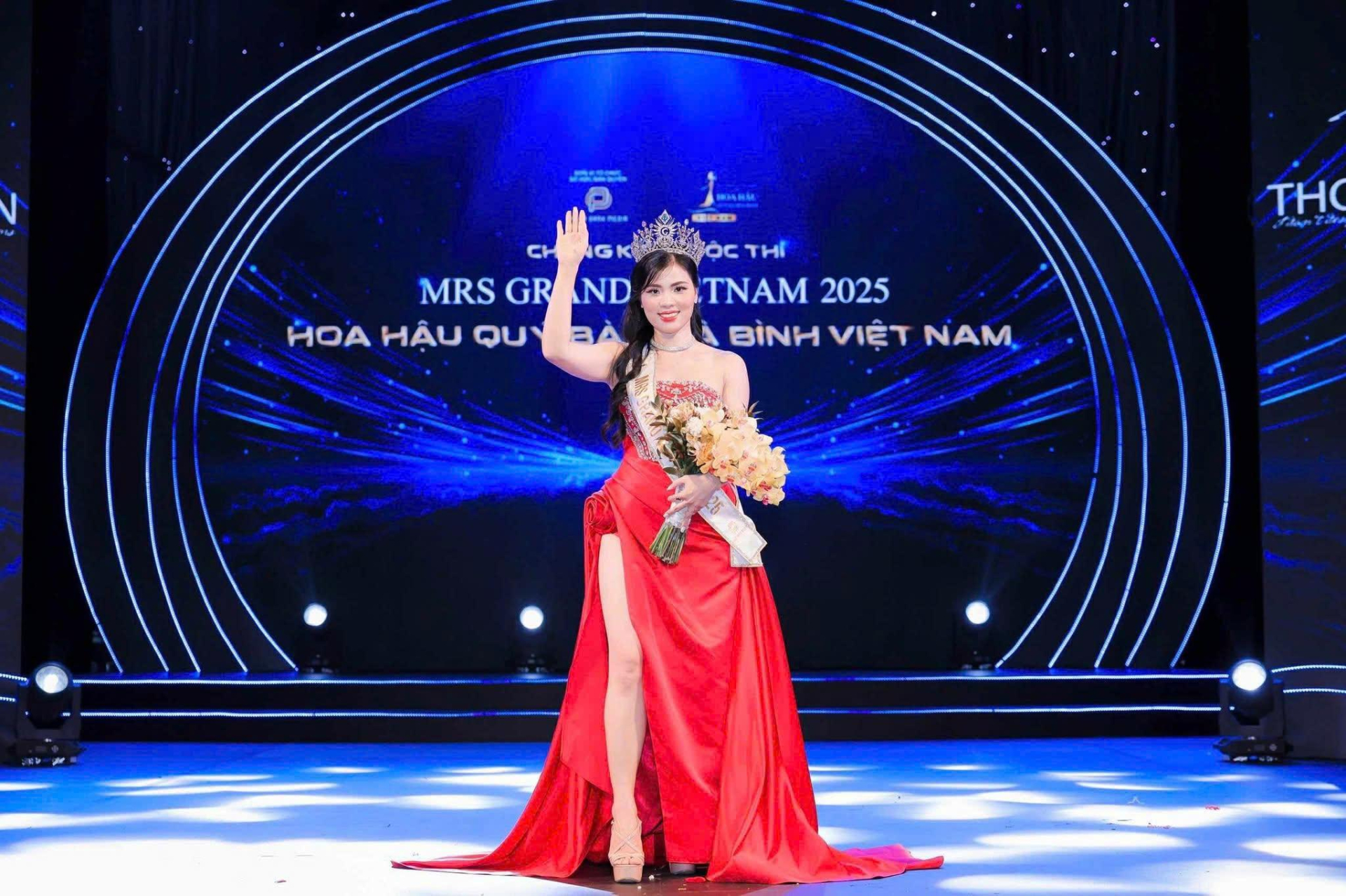 Tân Hoa hậu Mrs Grand Vietnam 2025 gọi tên Nguyễn Thị Thưa. Tân Hoa hậu Mrs Grand Vietnam 2025 gọi tên Nguyễn Thị Thưa.