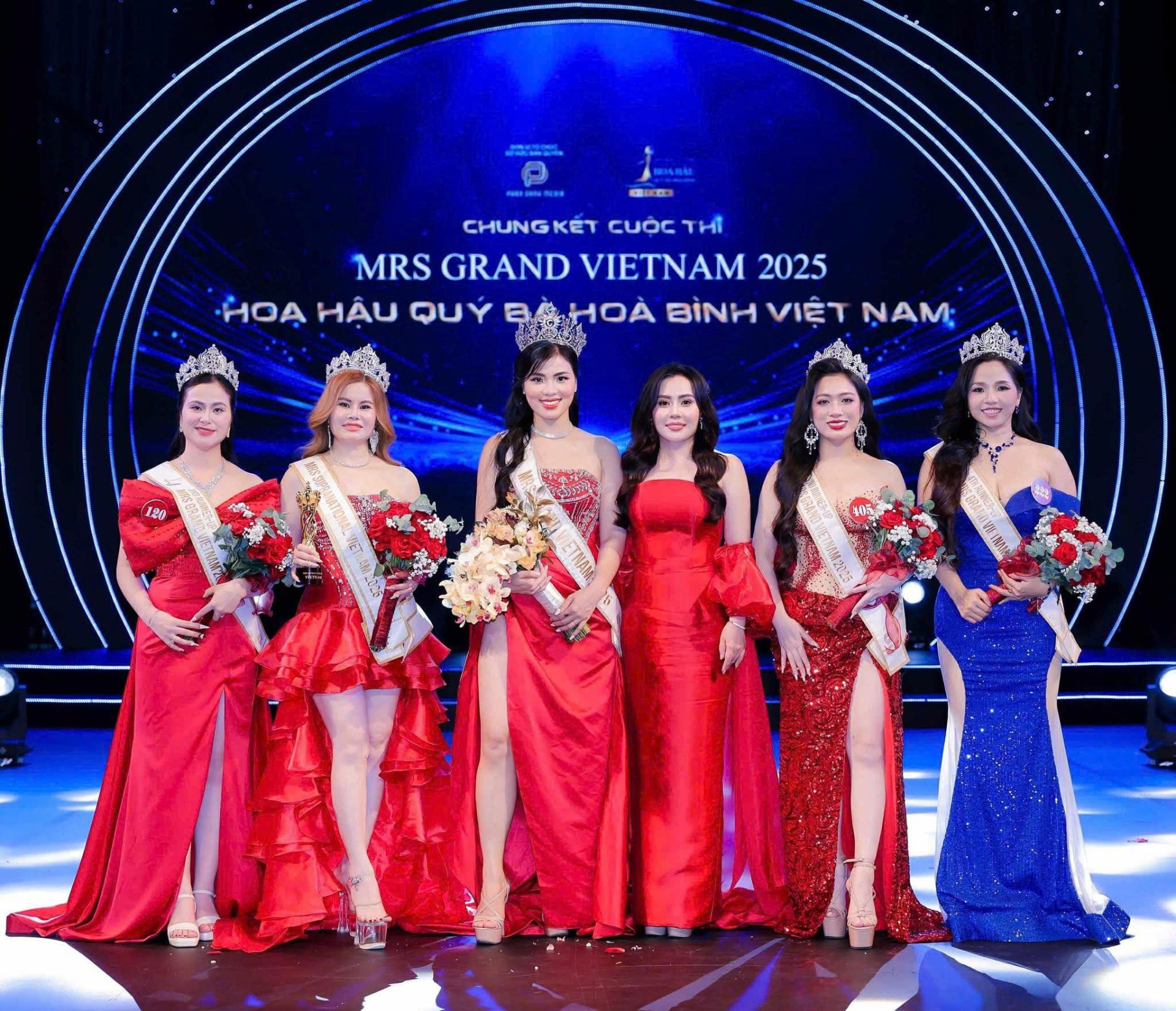 Hoa hậu Phan Kim Oanh (đứng thứ 3 từ phải sang) - Chủ tịch Mrs Grand Vietnam 2025, Trưởng Ban tổ chức và Top 5 Mrs Grand Vietnam 2025. Hoa hậu Phan Kim Oanh (đứng thứ 3 từ phải sang) - Chủ tịch Mrs Grand Vietnam 2025, Trưởng Ban tổ chức và Top 5 Mrs Grand Vietnam 2025.