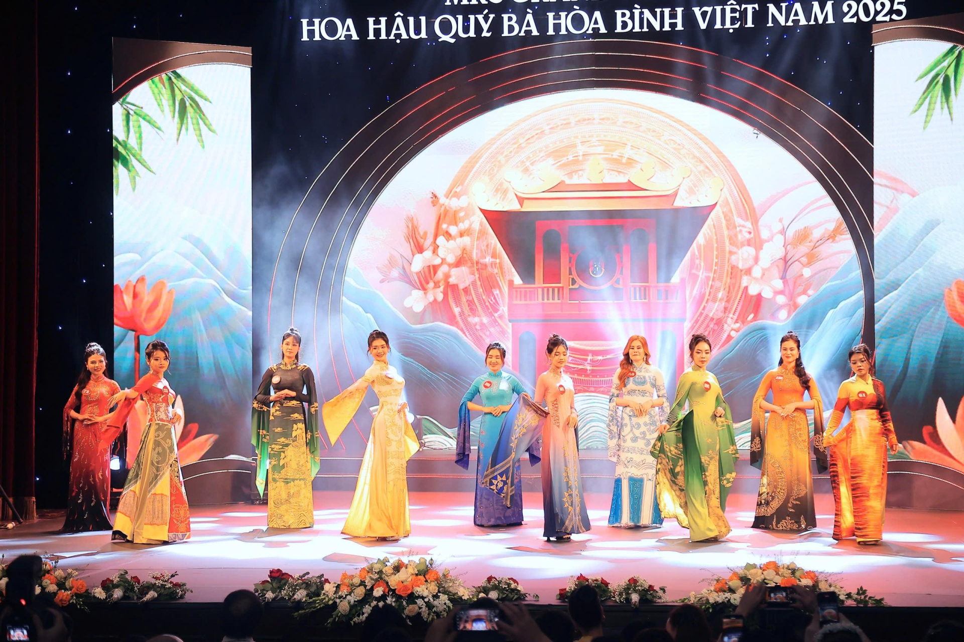 Nữ cán bộ ngành khoa học Nguyễn Thị Thưa đăng quang Mrs Grand Vietnam 2025 - ảnh 7 Nữ cán bộ ngành khoa học Nguyễn Thị Thưa đăng quang Mrs Grand Vietnam 2025 - ảnh 7