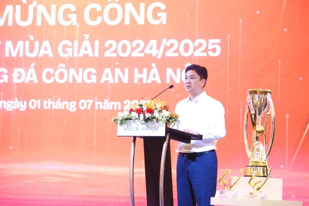 Thiếu tướng Dương Đức Hải - Phó Giám đốc Công an TP. Hà Nội, Chủ tịch CLB Công an Hà Nội. Thiếu tướng Dương Đức Hải - Phó Giám đốc Công an TP. Hà Nội, Chủ tịch CLB Công an Hà Nội.