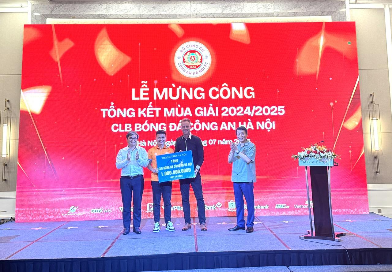 Đại tướng Lương Tam Quang và Phó Chủ tịch UBND TP. Hà Nội Trương Việt Dũng tặng thưởng CLB Công an Hà Nội. Đại tướng Lương Tam Quang và Phó Chủ tịch UBND TP. Hà Nội Trương Việt Dũng tặng thưởng CLB Công an Hà Nội.