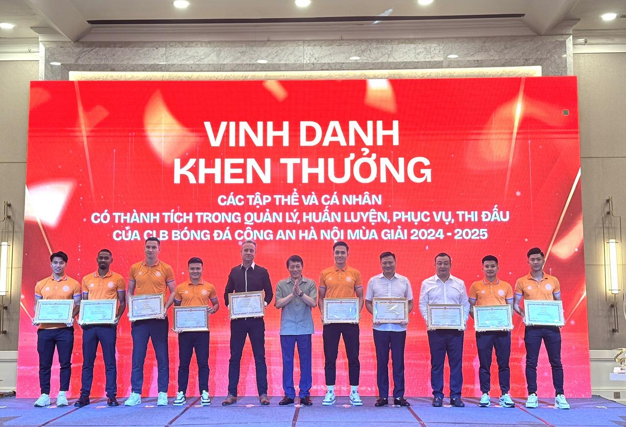 Đại tướng Lương Tam Quang tặng Bằng khen của Bộ Công an cho các tập thể, cá nhân xuất sắc. Đại tướng Lương Tam Quang tặng Bằng khen của Bộ Công an cho các tập thể, cá nhân xuất sắc.