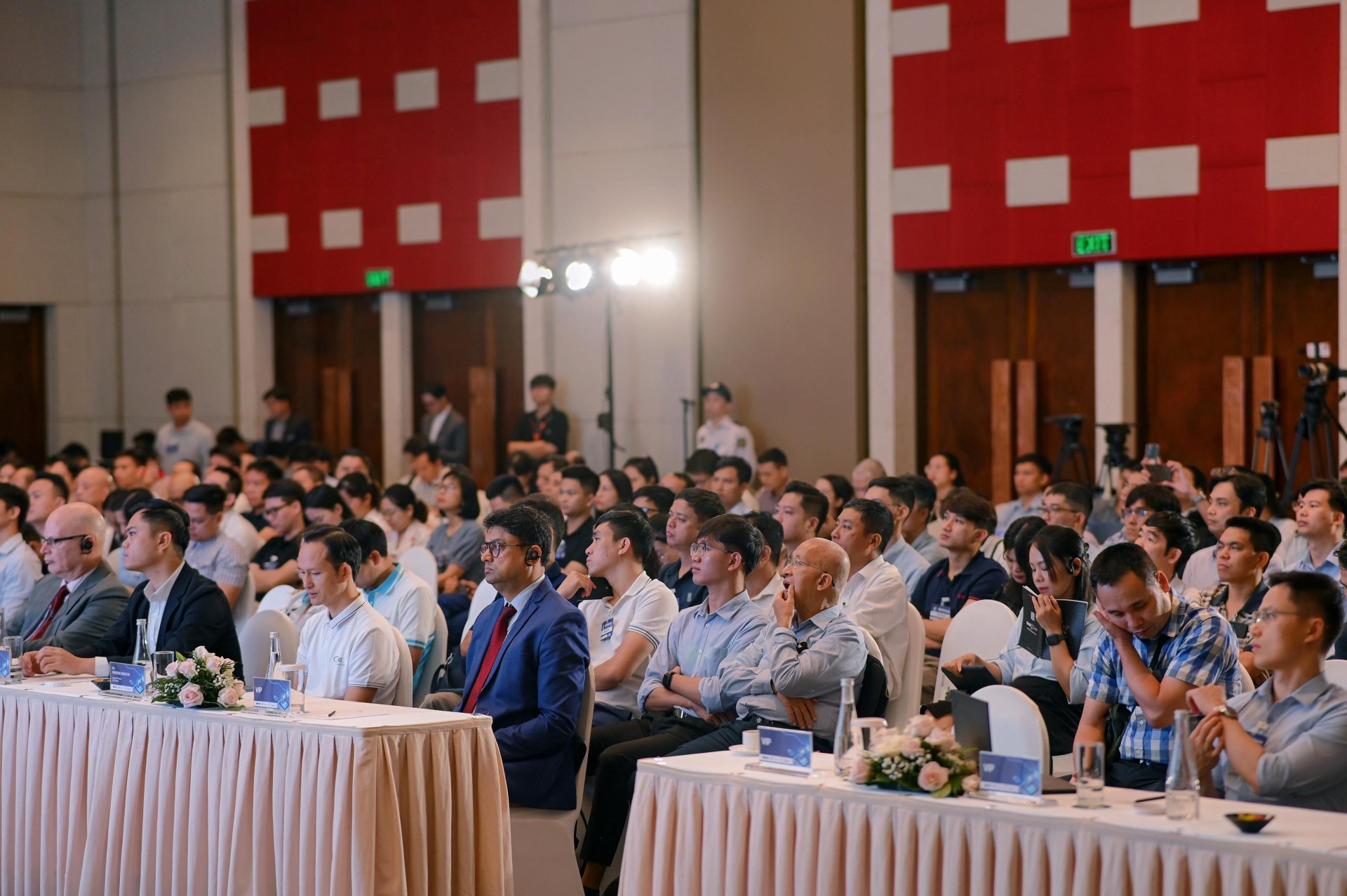 Chương trình thu hút sự quan tâm của nhiều chuyên gia và các doanh nghiệp. Chương trình thu hút sự quan tâm của nhiều chuyên gia và các doanh nghiệp.