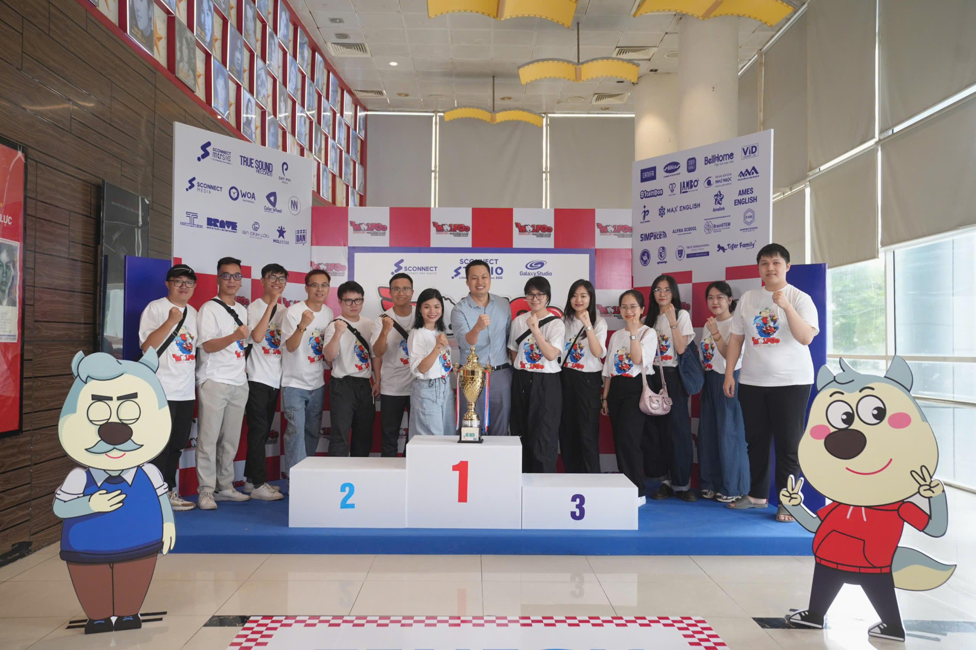 Đạo diễn Thư Phan và Giám đốc Sản xuất Nguyễn Ánh Tùng (giữa) cùng êkíp.