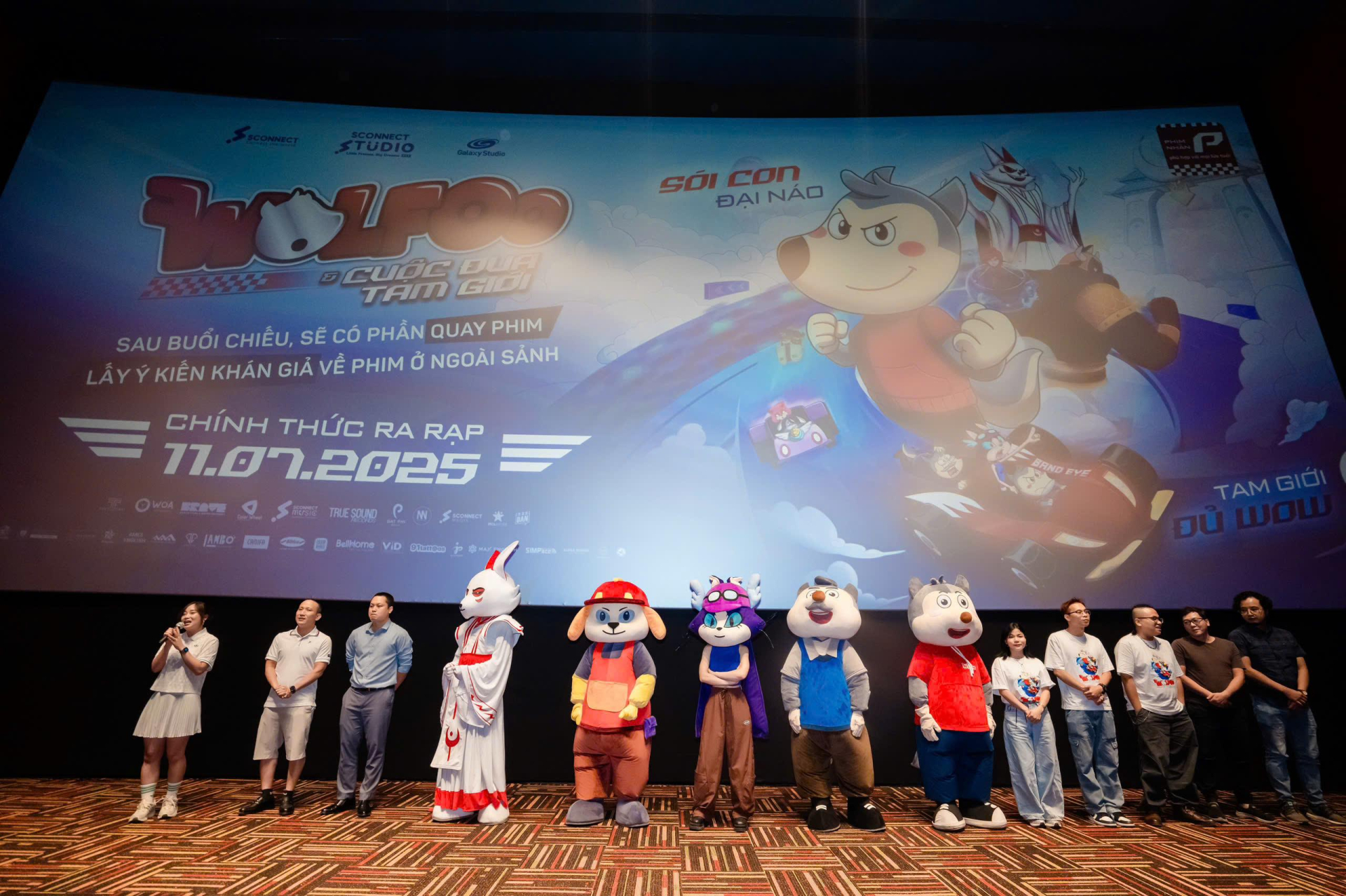 Êkip giao lưu cùng khán giả sau buổi chiếu.