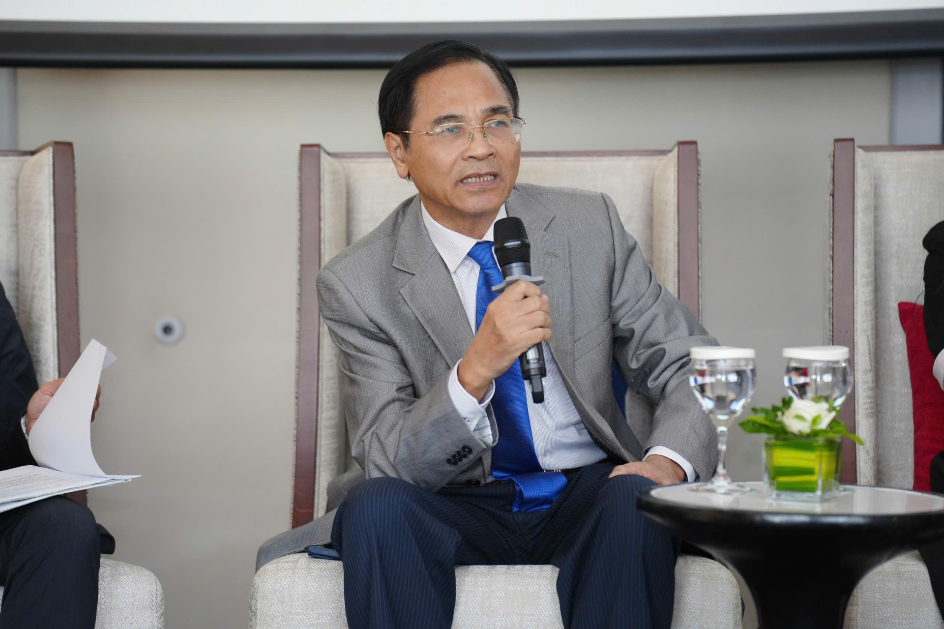 PGS.TS. Lê Bộ Lĩnh - Viện trưởng Viện Nghiên cứu Chiến lược Kinh tế, Nguyên Viện trưởng Viện Nghiên cứu Đông Nam Á. PGS.TS. Lê Bộ Lĩnh - Viện trưởng Viện Nghiên cứu Chiến lược Kinh tế, Nguyên Viện trưởng Viện Nghiên cứu Đông Nam Á.