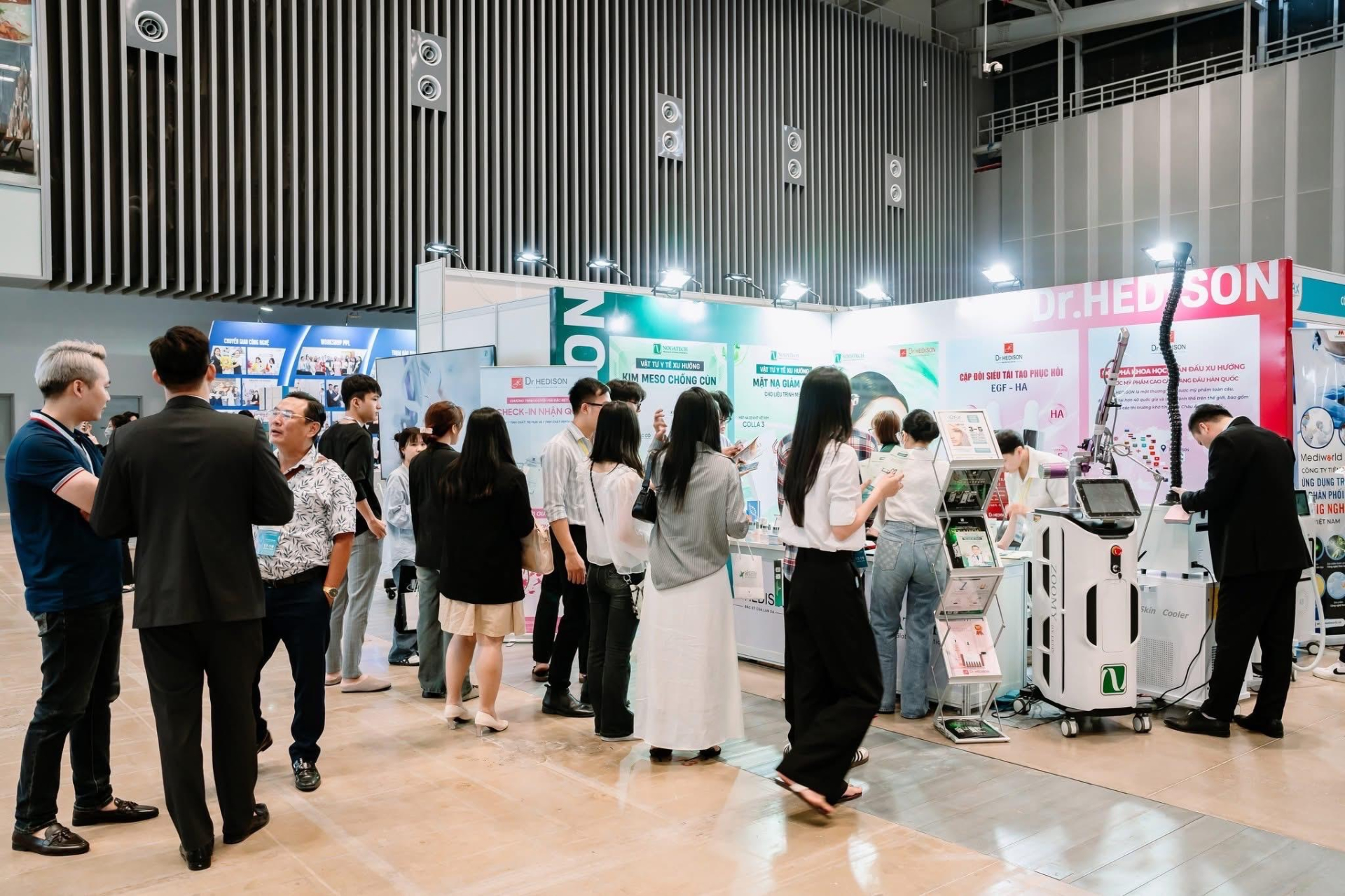 IDAX 2025 tại TP. Hồ Chí Minh thu hút đông đảo khách tham quan.