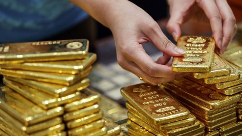 Để tránh được tình trạng lỗ nặng khi giá vàng chạm đỉnh, nhà đầu tư nên mua vàng vào lúc giá cả thị trường đi xuống, liên tục tích lũy tiền nhàn rỗi để mua vàng. (Ảnh minh họa)