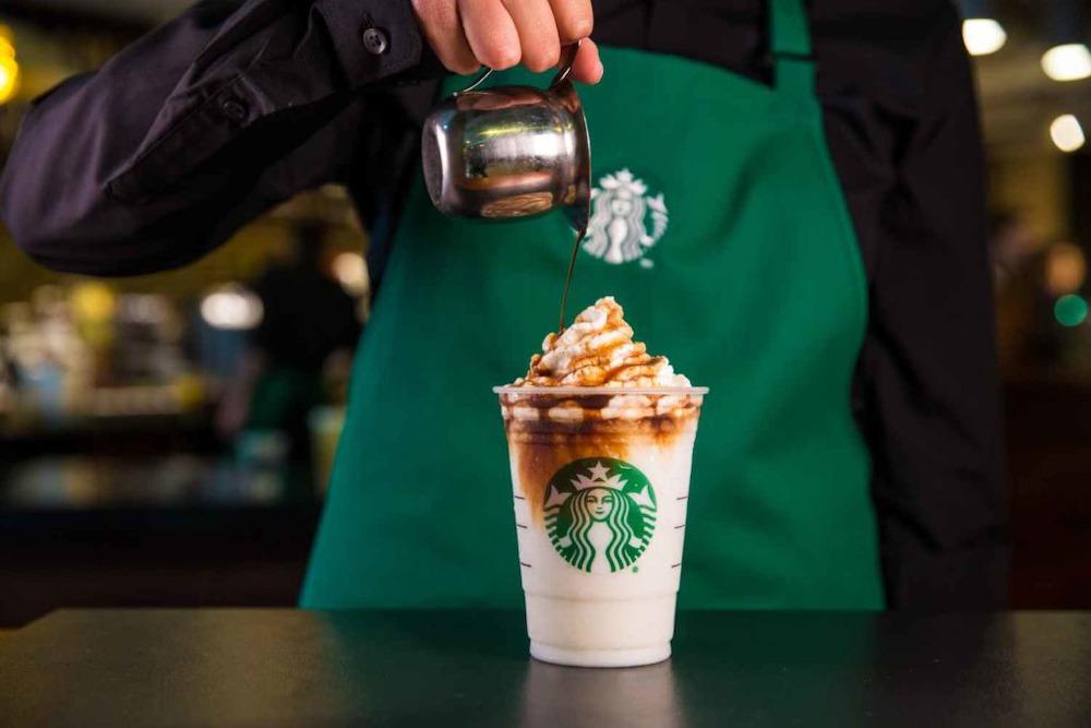 Gen Z lương 10 triệu/tháng nhưng ngày uống Starbucks, tối ăn ngoài 400.000 đồng, tài khoản tiết kiệm lúc nào cũng ở mức âm. (Ảnh minh họa)