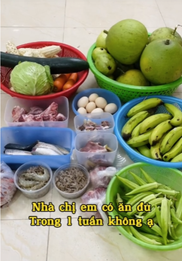 Theo bà nội trợ này, việc đi chợ cả tuần cũng có ưu điểm, đó là tiết kiệm được thời gian suy nghĩ xem hôm nay ăn gì, tiết kiệm được kha khá tiền bởi đã lên rõ ràng lịch trình nấu nướng các món. (Ảnh cắt từ clip)