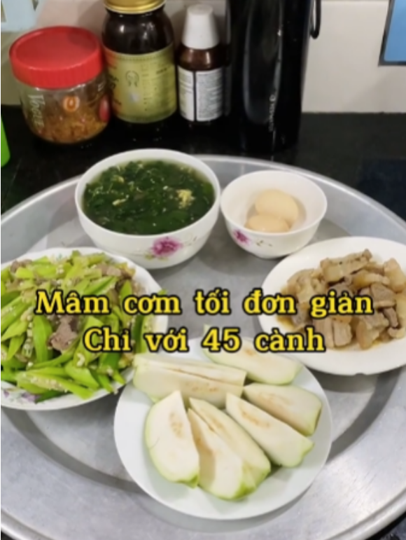 Nếu bữa cơm này chỉ được mua thức ăn trong một bữa duy nhất để nấu, chắc chắn sẽ không có mức giá 45.000 đồng. (Ảnh cắt từ clip)