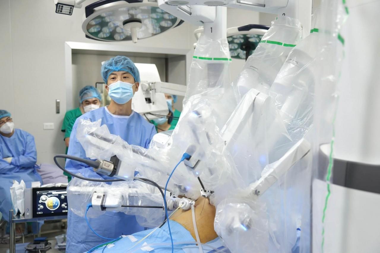 Các chuyên gia Bệnh viện K và Bệnh viện Đại học Nagoya (Nhật Bản) phối hợp phẫu thuật nội soi robot cho bệnh nhân ung thư. (BVCC)