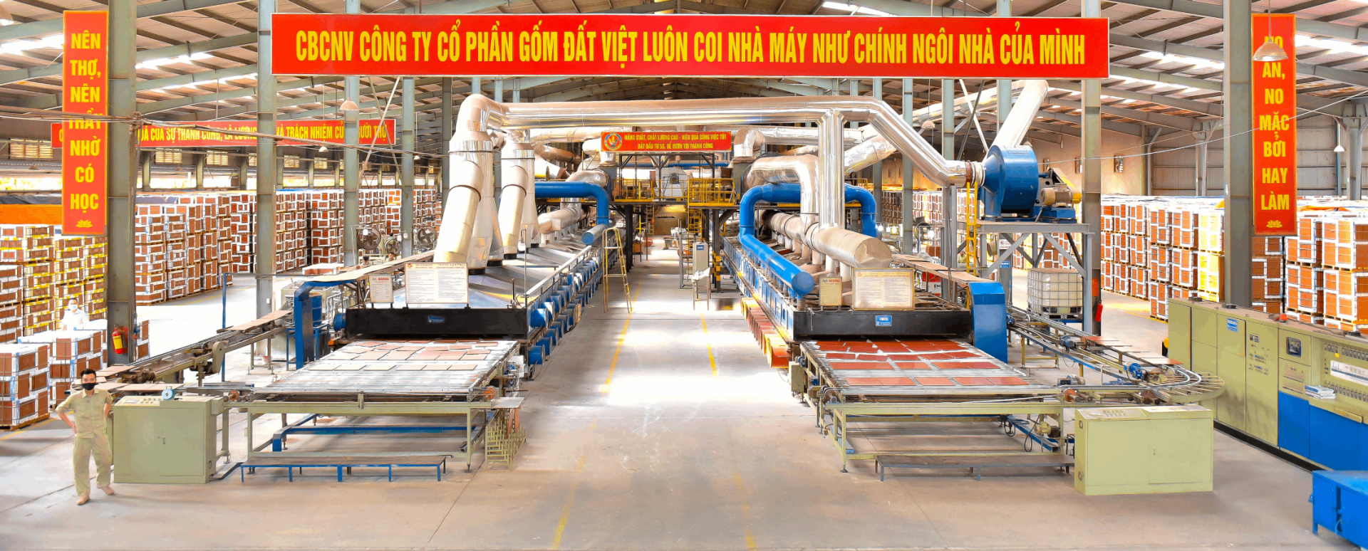 Một phần dây chuyền sản xuất tại nhà máy thuộc tổ hợp Gốm Đất Việt.