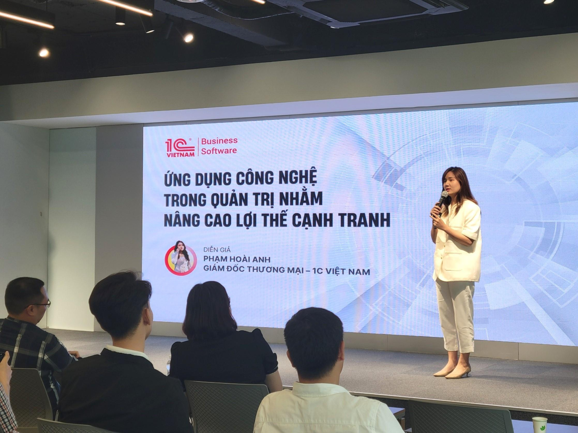 Bà Phạm Hoài Anh – Giám đốc Thương mại 1C Việt Nam chia sẻ tại hội thảo.