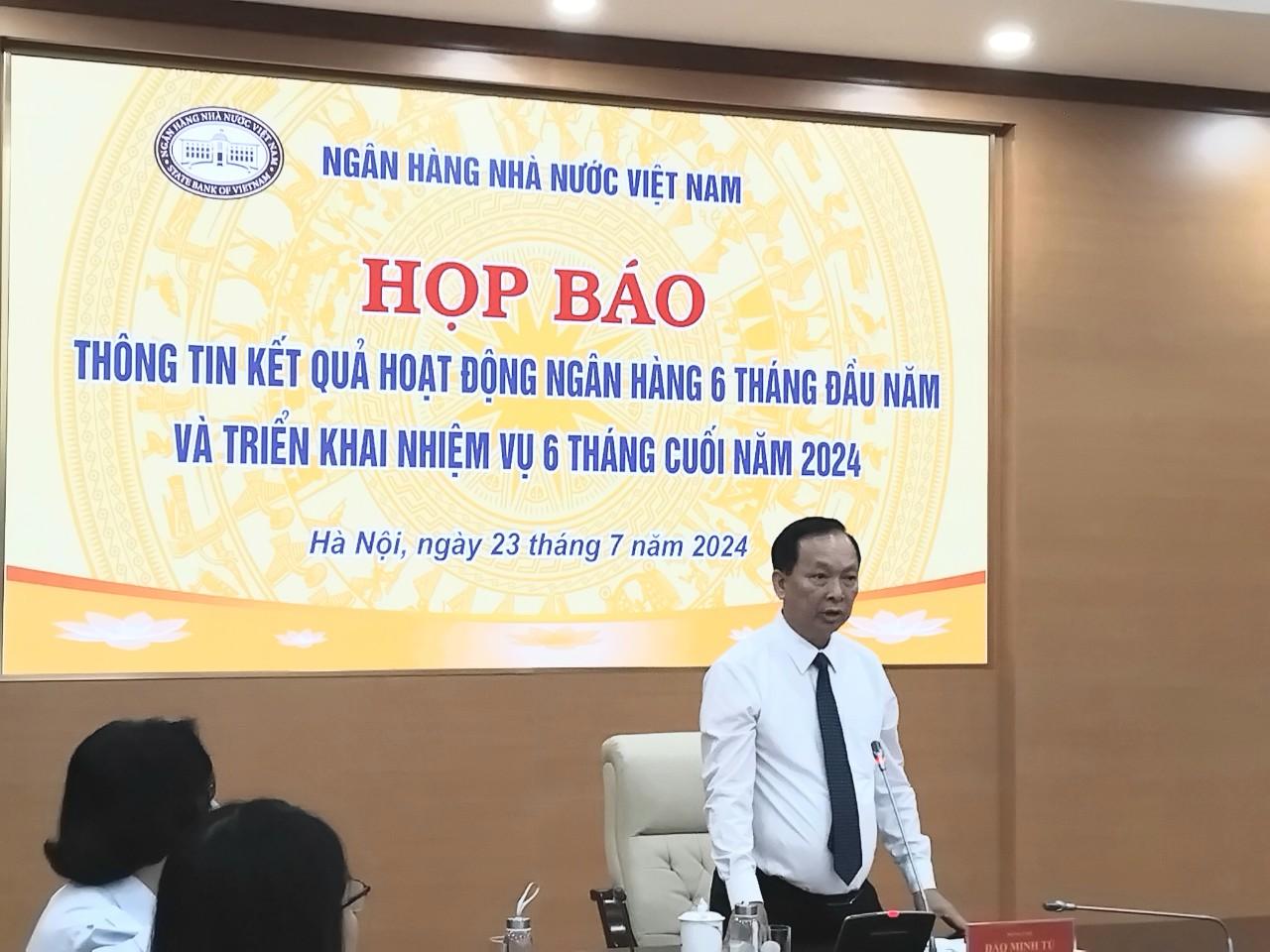 Phó thống đốc Ngân hàng Nhà nước Đào Minh Tú tại buổi họp báo. (Ảnh: VA)