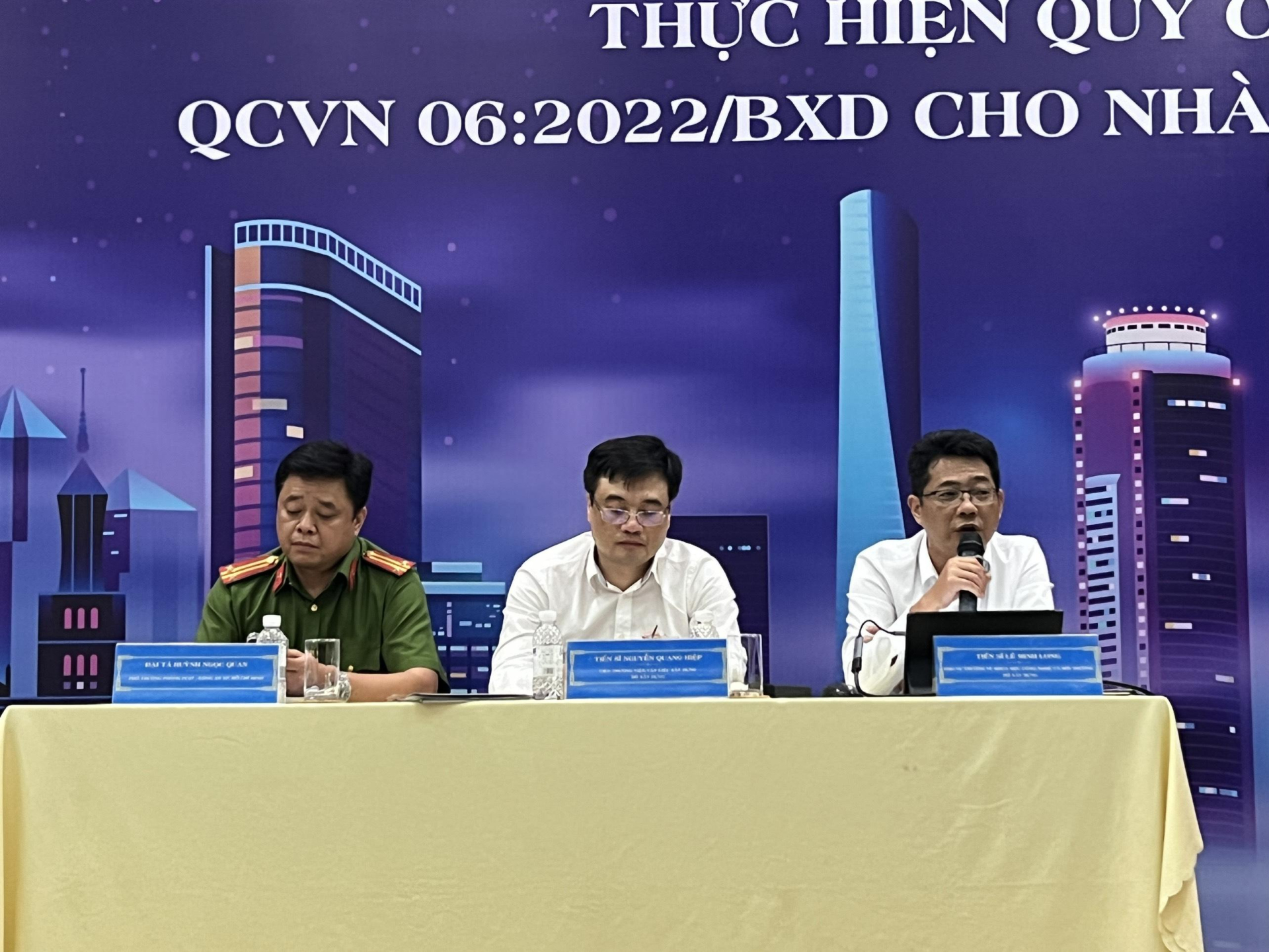 Các chuyên gia, nhà khoa học tại hội thảo bàn luận về các vấn đề xung quanh phòng cháy chữa cháy trong lĩnh vực xây dựng.