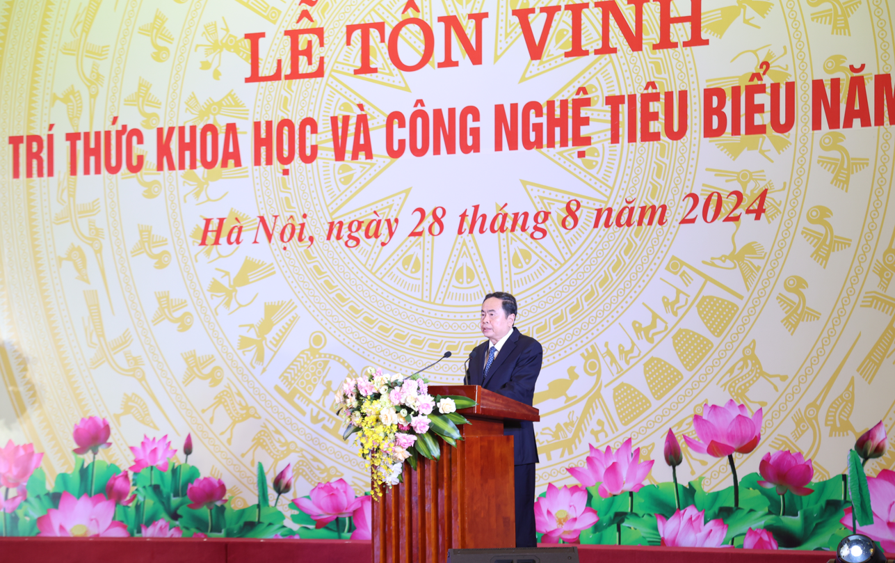 Chủ tịch Quốc hội Trần Thanh Mẫn phát biểu tại lễ tôn vinh sáng 28/8. (Ảnh: Việt Anh)