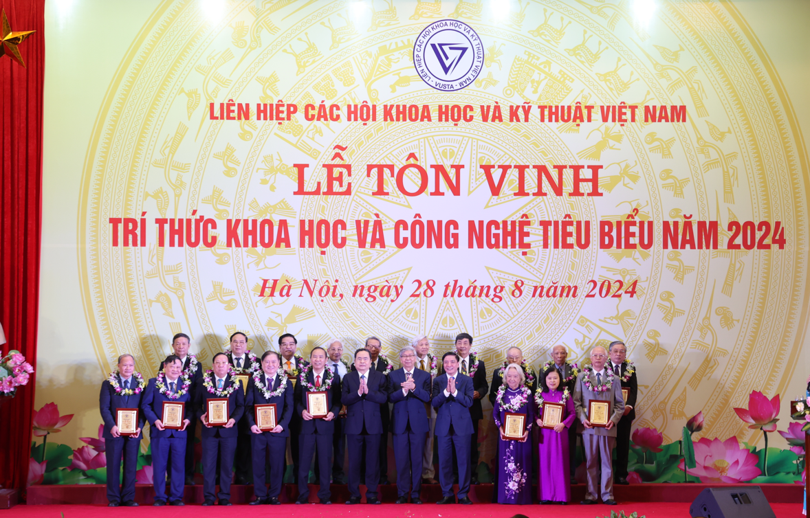 Chủ tịch Quốc hội Trần Thanh Mẫn trao bằng khen cho các tri thức. (Ảnh: Việt Anh)