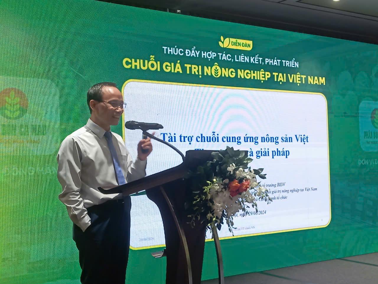 TS. Cấn Văn Lực - thành viên Hội đồng Tư vấn Chính sách Tài chính - tiền tệ Quốc gia tại hội thảo.