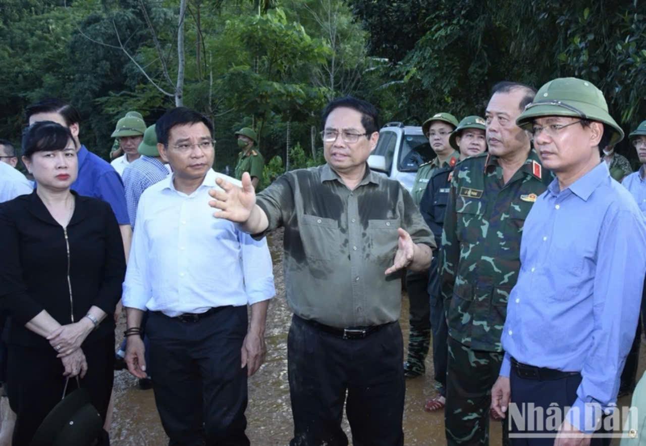 Thủ tướng Phạm Minh Chính chỉ đạo công tác tìm kiếm người mất tích và ổn định đời sống bà con nhân dân Làng Nủ. (Ảnh: Trần Hải)