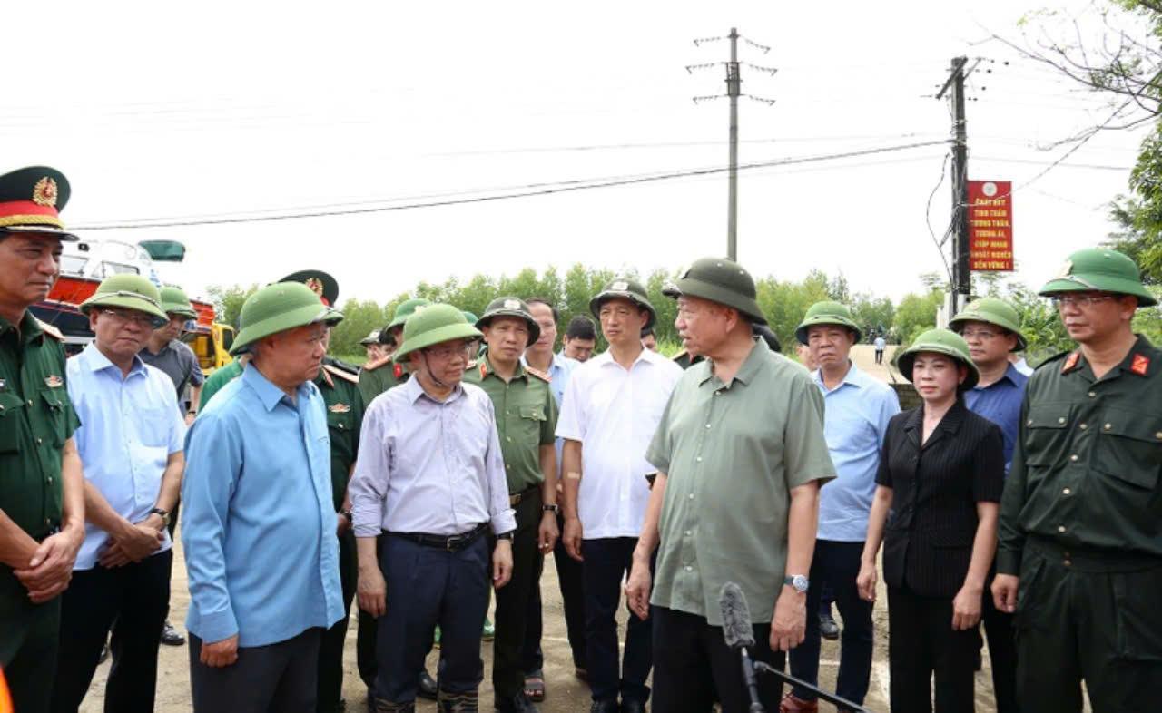 Tổng Bí thư, Chủ tịch nước Tô Lâm trao đổi với lãnh đạo tỉnh Tuyên Quang về việc triển khai các công tác gia cố, bảo vệ đê. (Ảnh: Nhân Dân)