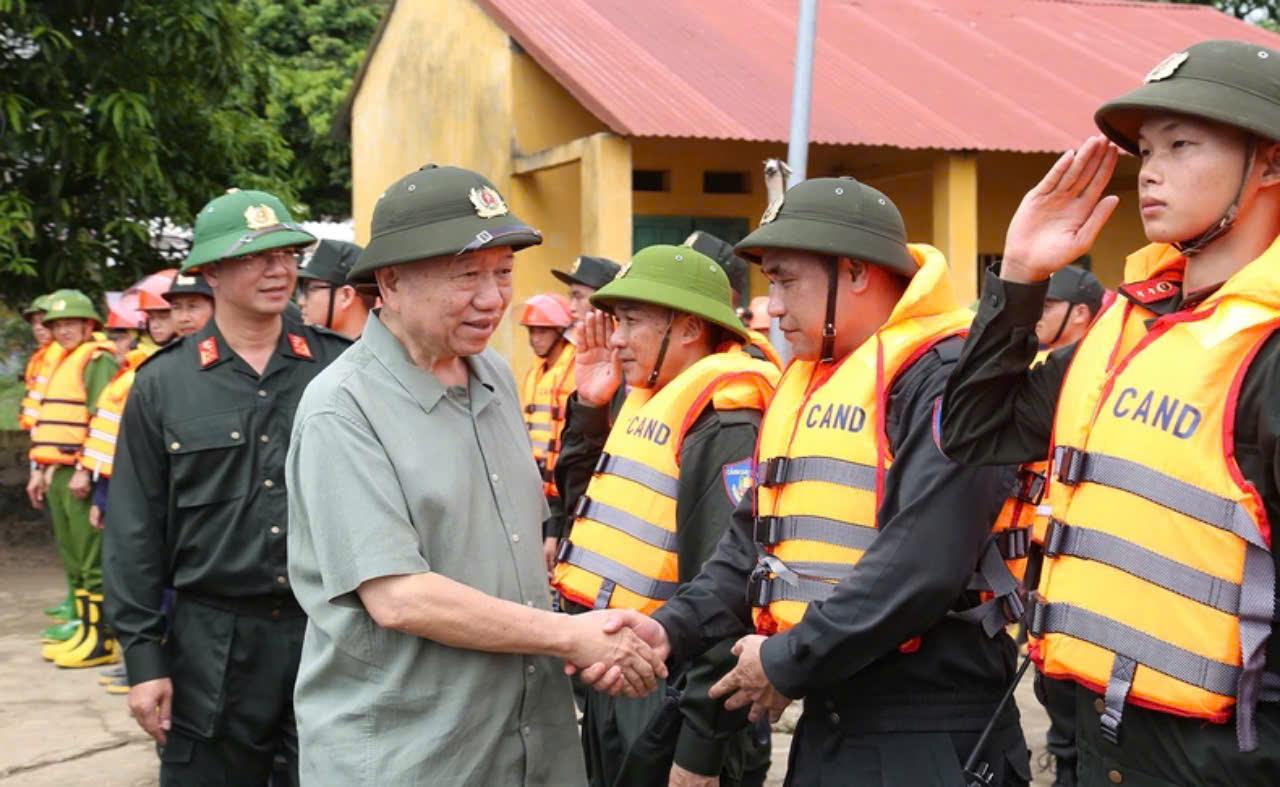 Tổng Bí thư, Chủ tịch nước Tô Lâm đến động viên tinh thần lực lượng công an tỉnh Tuyên Quang đang thực hiện nhiệm vụ gia cố, bảo vệ đê. (Ảnh: Nhân Dân)