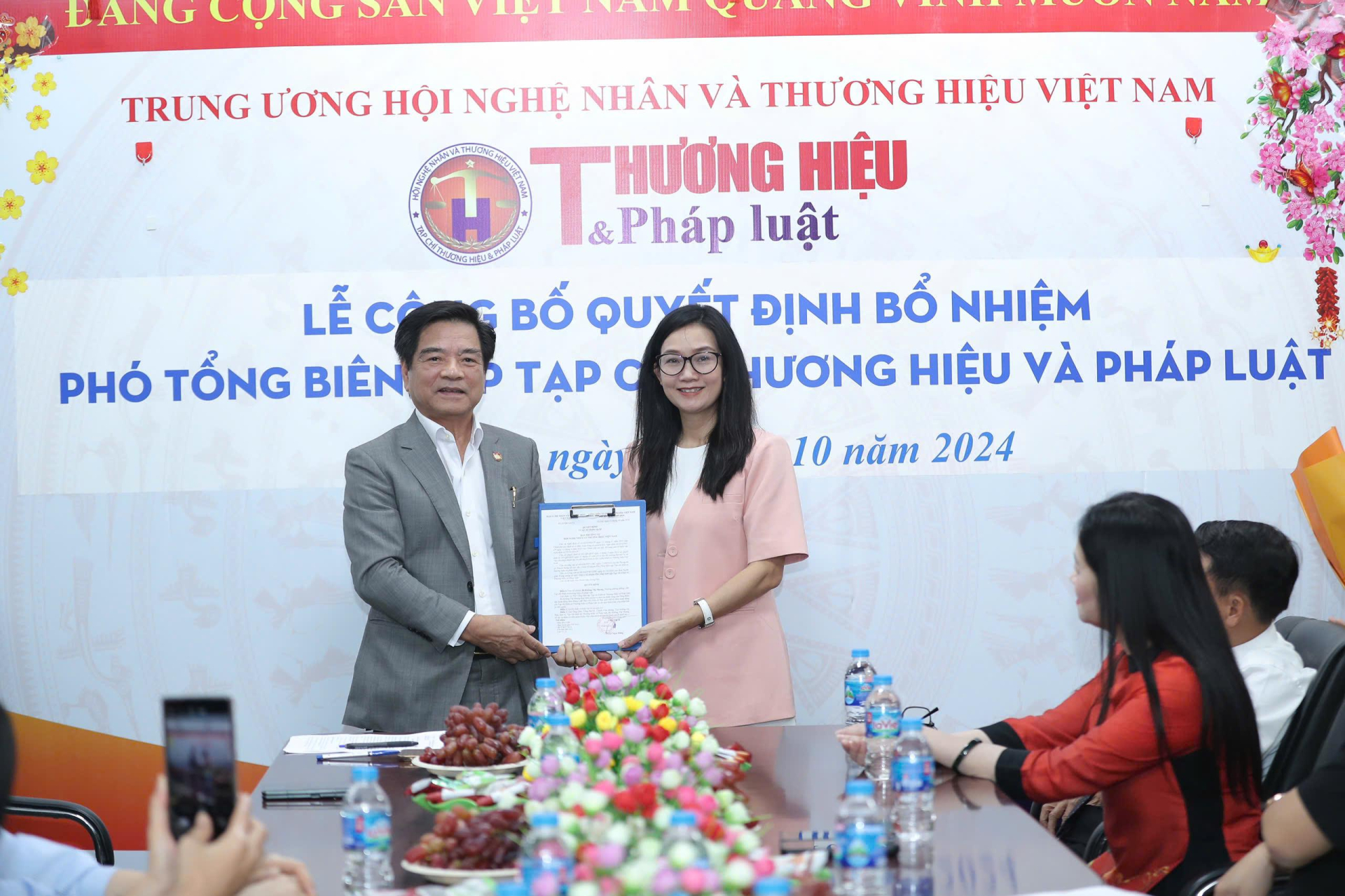 Tiến sĩ Lê Ngọc Dũng - Chủ tịch Trung ương Hội Nghệ nhân và Thương hiệu Việt Nam trao quyết định bổ nhiệm cho nhà báo Khổng Thị Nhung.