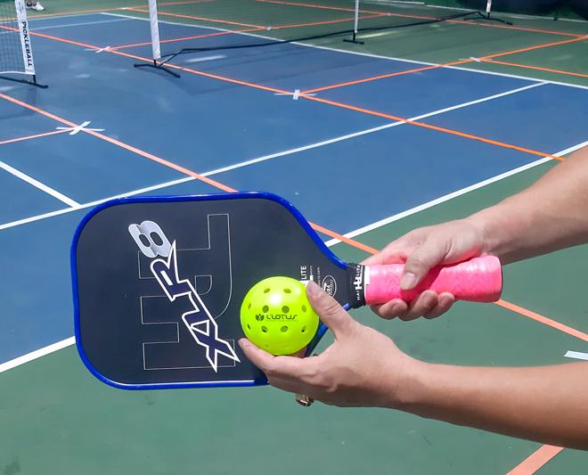 Trên thị trường hiện nay, vợt và bóng pickleball đang khiến nhiều người chơi 