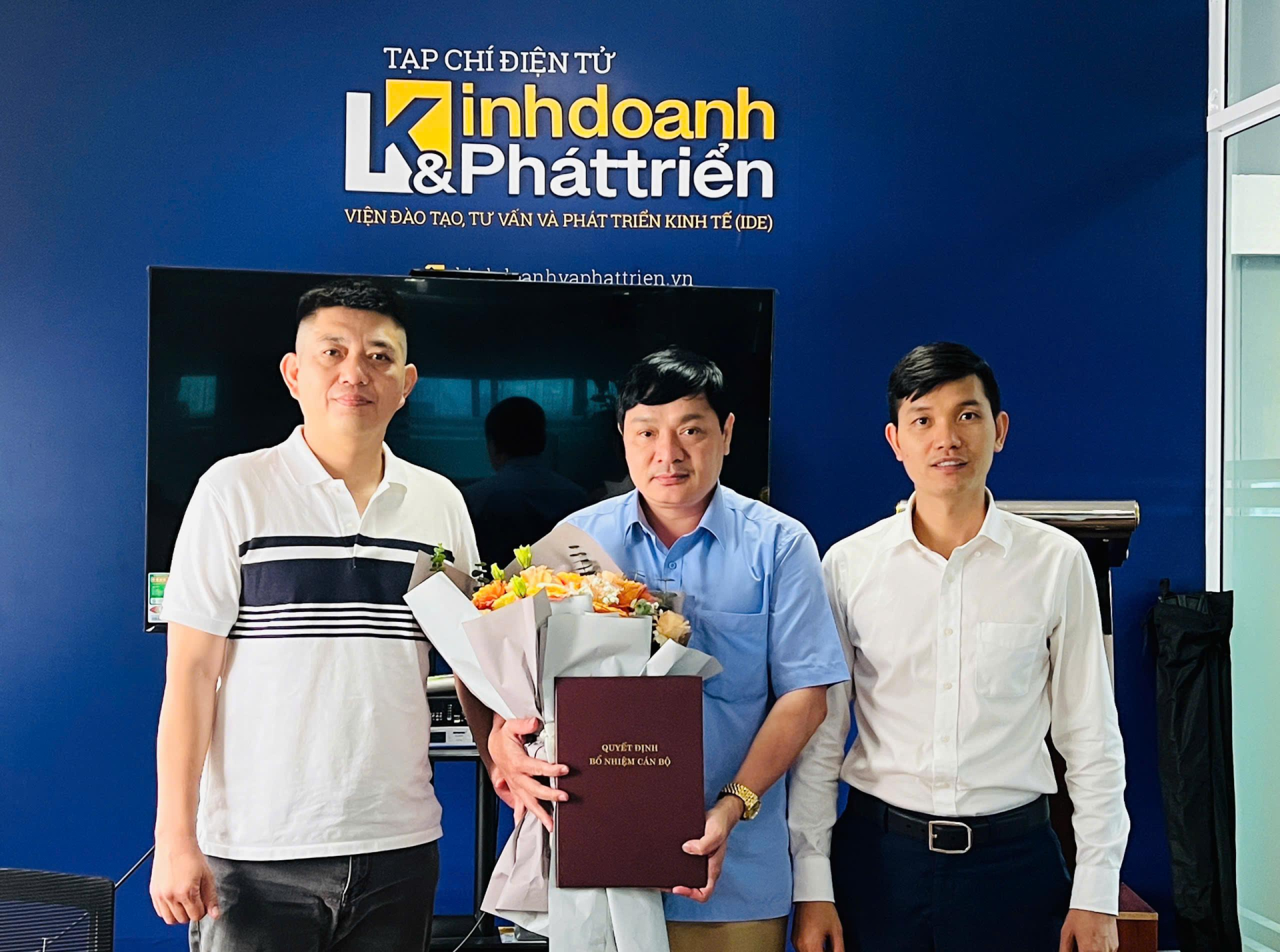 Lãnh đạo Tạp chí Kinh doanh và Phát triển tặng hoa chúc mừng tân Phó Trưởng văn phòng đại diện TP.HCM