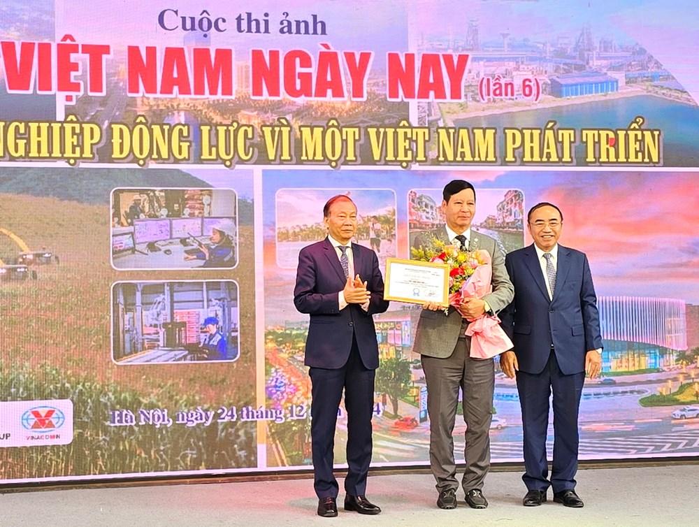 Tập đoàn Vingroup đoạt giải Nhất Cuộc thi ảnh Việt Nam ngày nay lần 6.