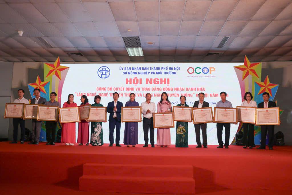 Thành phố Hà Nội đã trao công nhận danh hiệu “Nghề truyền thống”, “Làng nghề truyền thống” và “Làng nghề Hà Nội” cho 14 làng. (Ảnh: TT) Thành phố Hà Nội đã trao công nhận danh hiệu “Nghề truyền thống”, “Làng nghề truyền thống” và “Làng nghề Hà Nội” cho 14 làng. (Ảnh: TT)