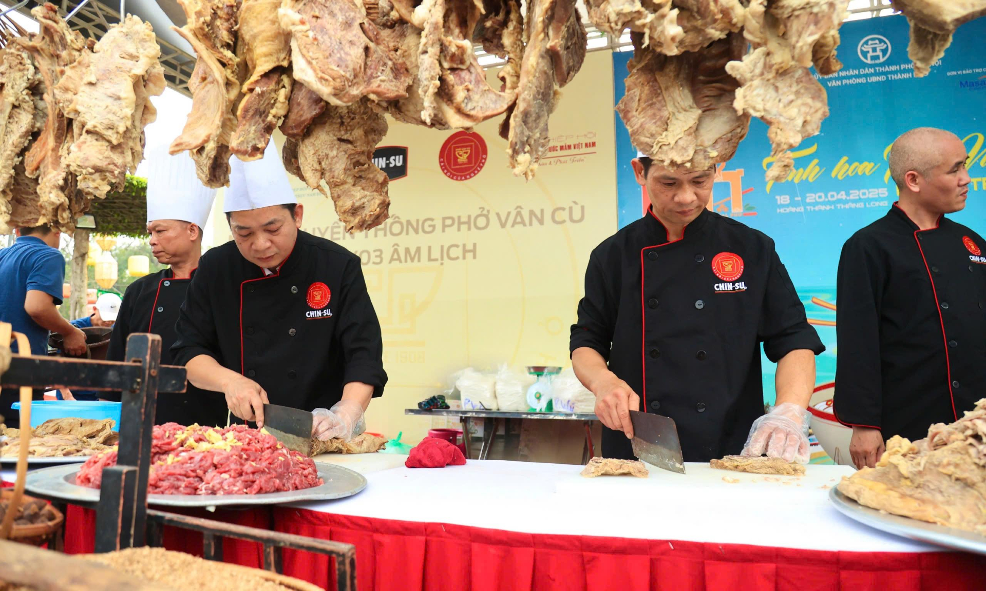 Các đầu bếp của gian hàng Phở Vân Cù đang chế biến những bát phở phục vụ du khách đến trải nghiệm. (Ảnh: VA) Các đầu bếp của gian hàng Phở Vân Cù đang chế biến những bát phở phục vụ du khách đến trải nghiệm. (Ảnh: VA)