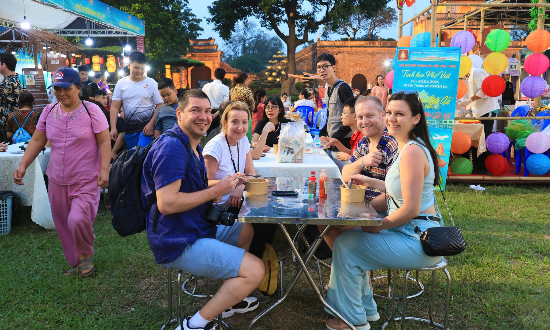 Du khách nước ngoài thích thú trải nghiệm Phở Việt tại Festival Phở 2025. (Ảnh: VA) Du khách nước ngoài thích thú trải nghiệm Phở Việt tại Festival Phở 2025. (Ảnh: VA)