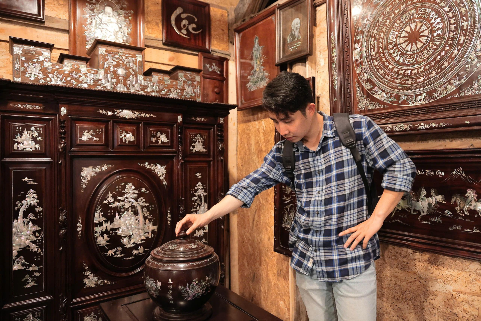 Du khách tìm hiểu về các sản phẩm, hoạ tiết được chế tác từ khảm trai. (Ảnh: Hoàng Toàn) Du khách tìm hiểu về các sản phẩm, hoạ tiết được chế tác từ khảm trai. (Ảnh: Hoàng Toàn)
