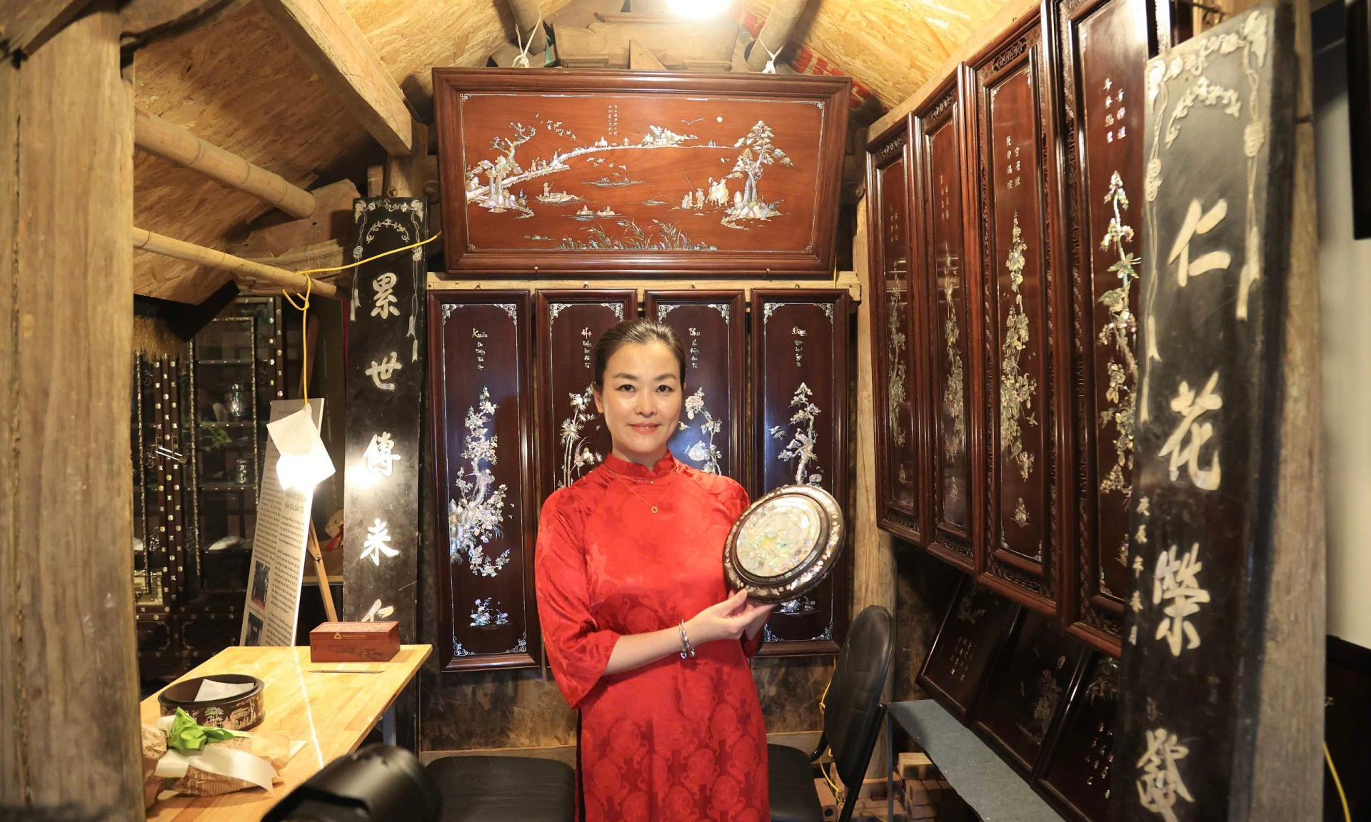 Khách tham quan thích thú với những sản phẩm tại Trung tâm Giao lưu văn hóa phố cổ Hà Nội. (Ảnh: VA) Khách tham quan thích thú với những sản phẩm tại Trung tâm Giao lưu văn hóa phố cổ Hà Nội. (Ảnh: VA)