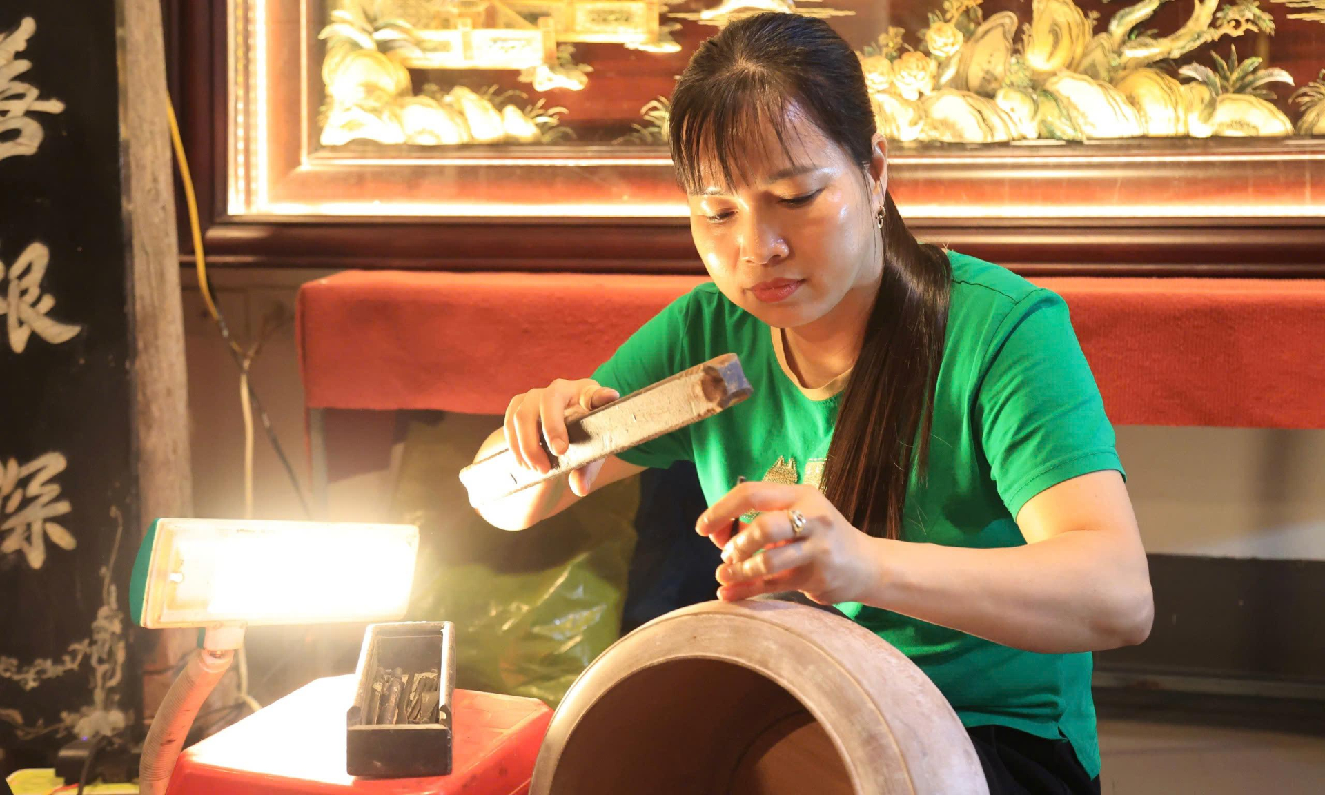Các nghệ nhân chăm chú, tỉ mỉ tạo nên các sản phẩm có các chi tiết chế tác từ khảm trai. (Ảnh: VA) Các nghệ nhân chăm chú, tỉ mỉ tạo nên các sản phẩm có các chi tiết chế tác từ khảm trai. (Ảnh: VA)