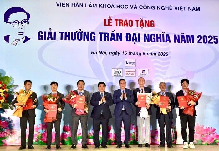 Giải thưởng Trần Đại Nghĩa năm 2025 được trao cho 2 công trình có tính ứng dụng rộng rãi. Giải thưởng Trần Đại Nghĩa năm 2025 được trao cho 2 công trình có tính ứng dụng rộng rãi.