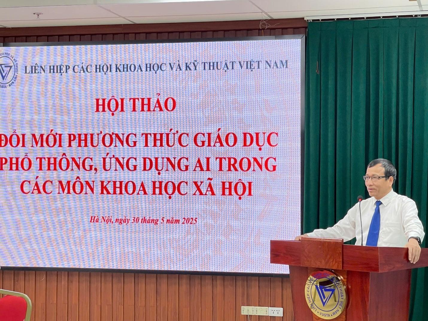 Phó Tổng Thư kí kiêm Trưởng ban Khoa học và Hợp tác quốc tế (VUSTA) Lê Công Lương tại hội thảo Phó Tổng Thư kí kiêm Trưởng ban Khoa học và Hợp tác quốc tế (VUSTA) Lê Công Lương tại hội thảo