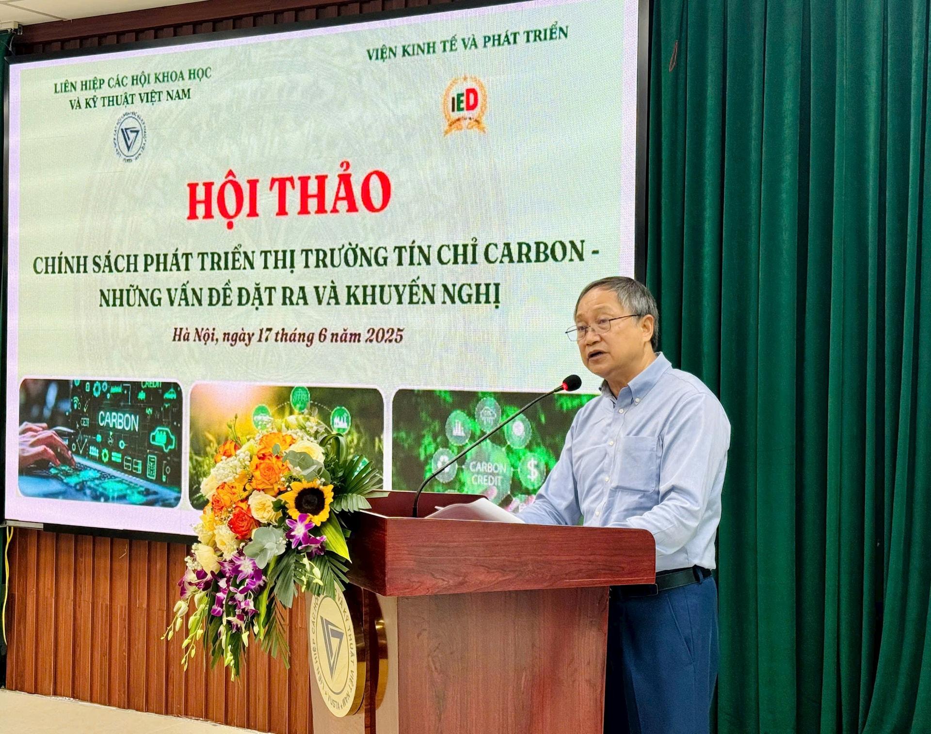 Phó Giáo sư, Tiến sĩ Hoàng Văn Phụ, Chủ tịch Hội đồng khoa học Viện Kinh tế và phát triển tại buổi hội thảo. Phó Giáo sư, Tiến sĩ Hoàng Văn Phụ, Chủ tịch Hội đồng khoa học Viện Kinh tế và phát triển tại buổi hội thảo.