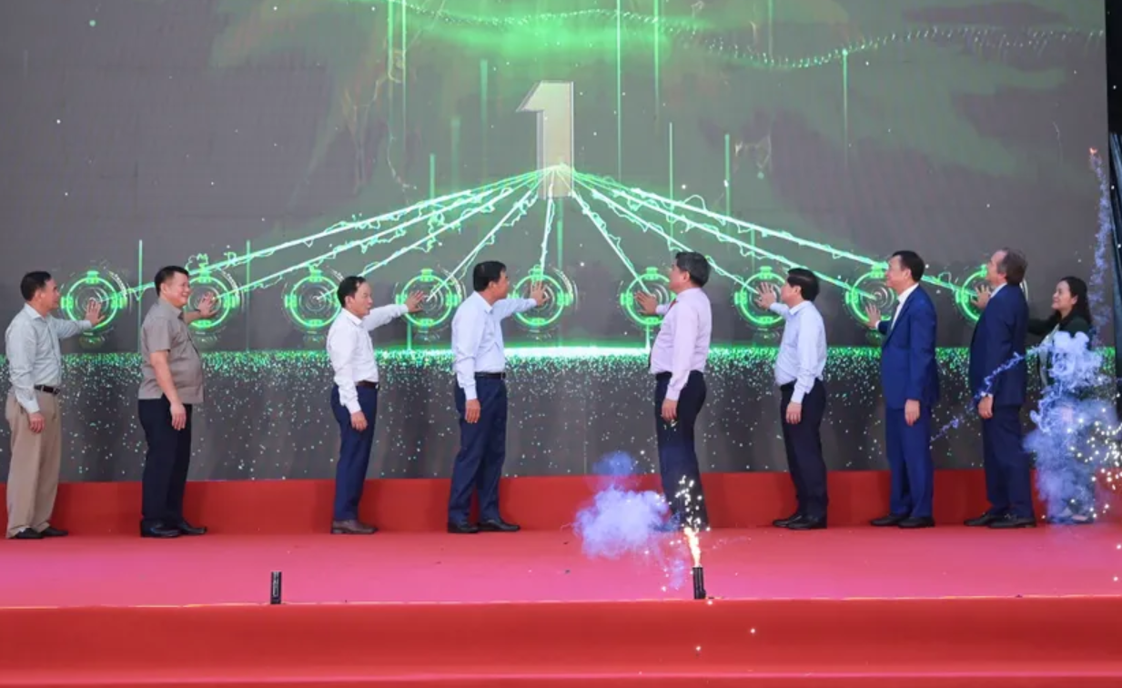 Các đại biểu bấm nút khánh thành dây chuyền đồ hộp giấy dành cho rau quả với công nghệ Thuỵ Điển đầu tiên tại Việt Nam. (Ảnh: Tùng Đinh) Các đại biểu bấm nút khánh thành dây chuyền đồ hộp giấy dành cho rau quả với công nghệ Thuỵ Điển đầu tiên tại Việt Nam. (Ảnh: Tùng Đinh)