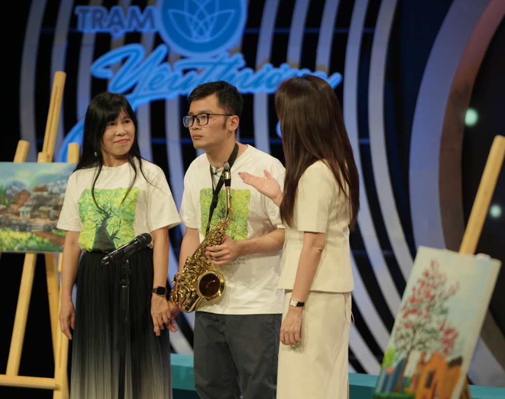 Chị Mai Anh và cậu con trai Trung Hiếu tại chương trình Trạm yêu thương Chị Mai Anh và cậu con trai Trung Hiếu tại chương trình Trạm yêu thương