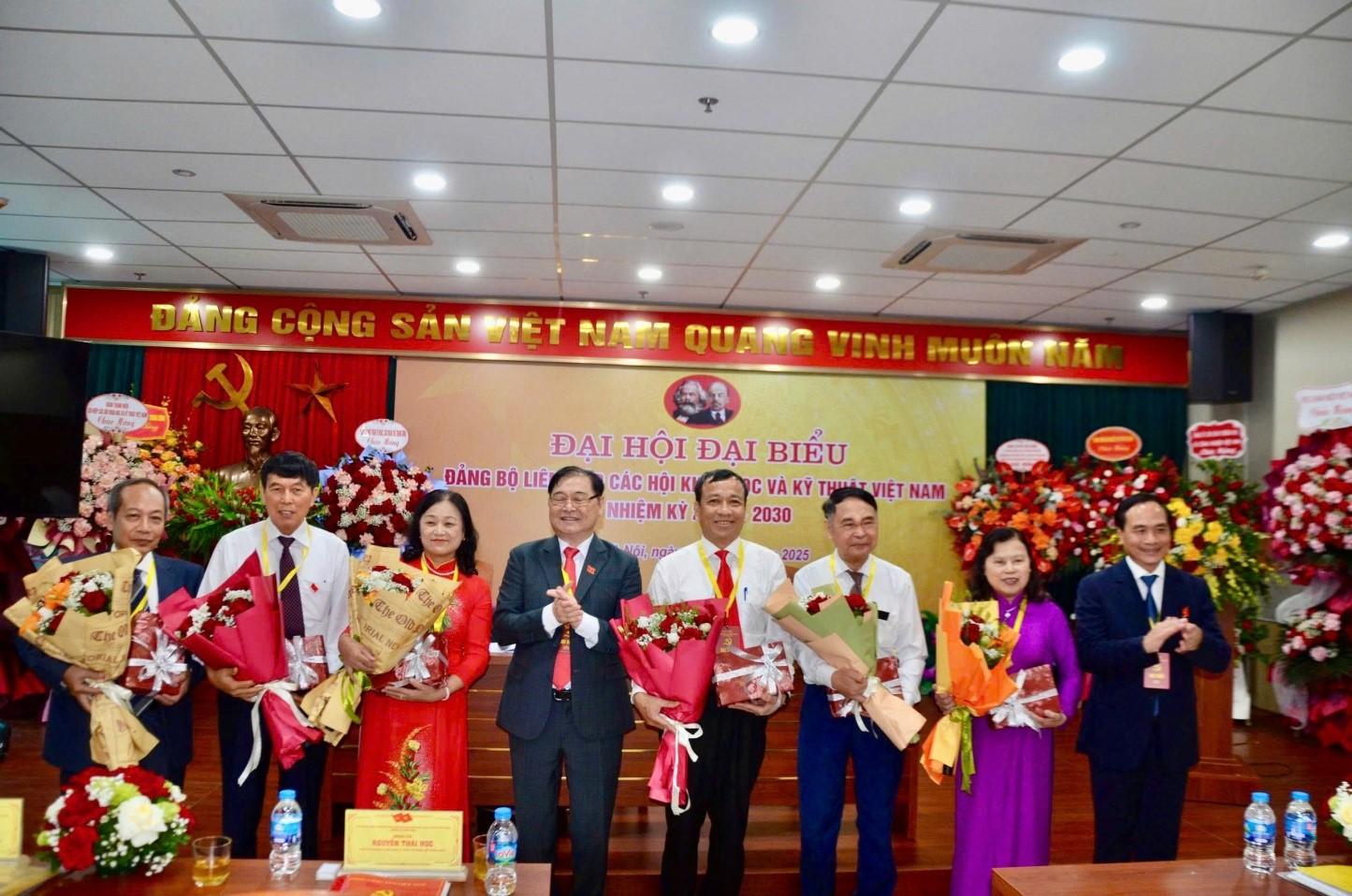 Chủ tịch Liên hiệp Hội Việt Nam Phan Xuân Dũng Tặng hoa chúc mừng các đ/c Đảng ủy viên khóa IX hoàn thành nhiệm vụ không tham gia tái cử. Chủ tịch Liên hiệp Hội Việt Nam Phan Xuân Dũng Tặng hoa chúc mừng các đ/c Đảng ủy viên khóa IX hoàn thành nhiệm vụ không tham gia tái cử.