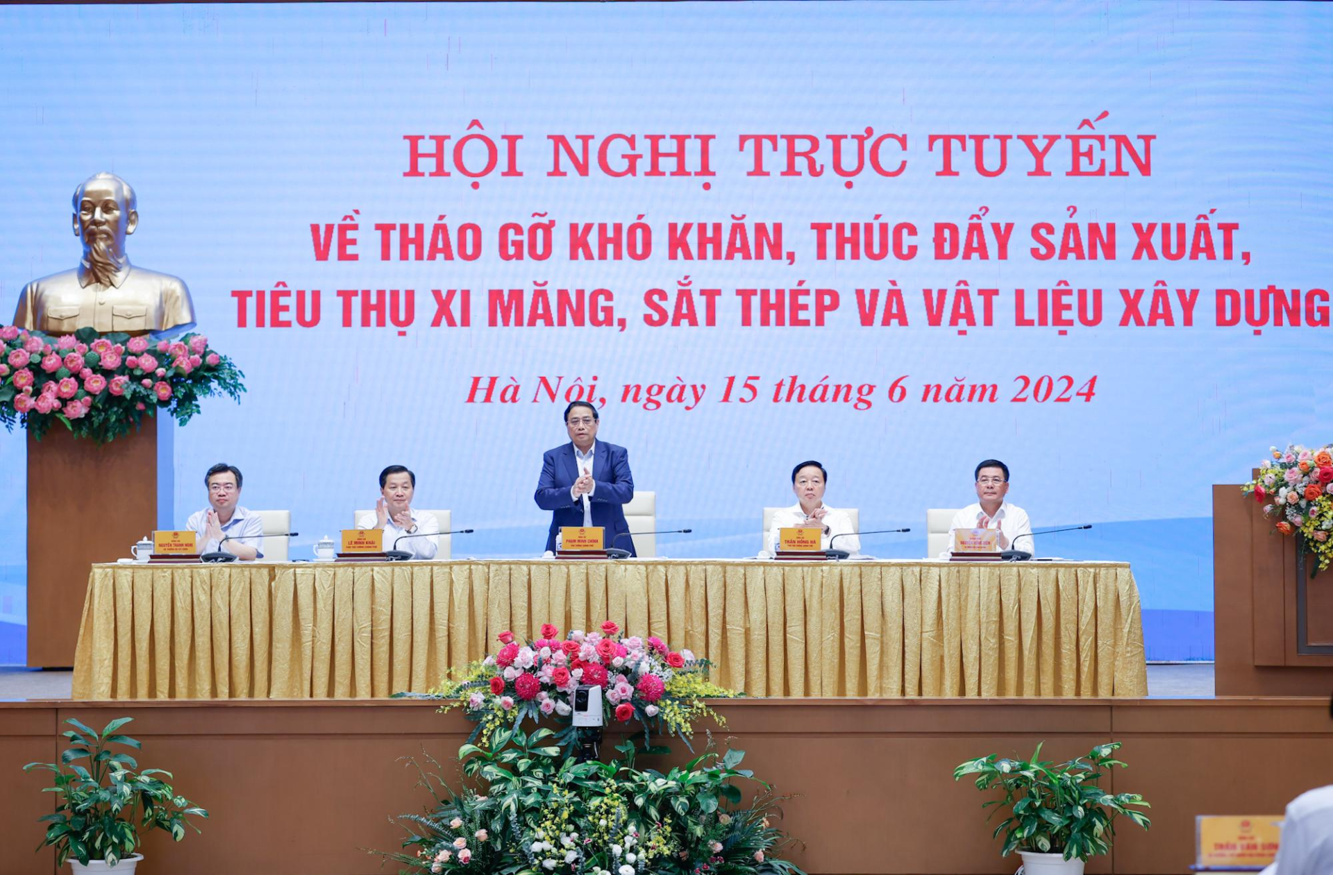 Thủ tướng chủ trì Hội nghị trực tuyến về tháo gỡ khó khăn, thúc đẩy sản xuất, tiêu thụ xi măng, sắt thép và vật liệu xây dựng. (Ảnh VGP/Nhật Bắc)