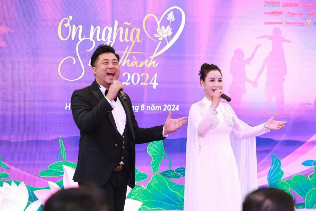 Ca sĩ Lê Anh - Lê Trang thể hiện ca khúc chủ đề Ca sĩ Lê Anh - Lê Trang thể hiện ca khúc chủ đề